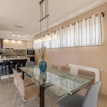 Villa Trogir * Трогір