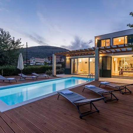 Villa Trogir 别墅 *