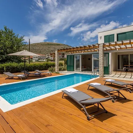 Villa Trogir * 特罗吉尔